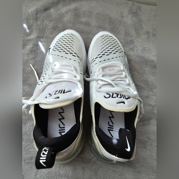 Nike Women's Air Max 270 Shoes - Picture 2 of 7